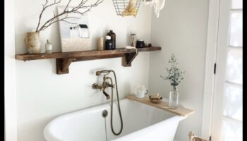 Ποιες είναι μερικές ιδέες διακόσμησης μπάνιου Urban Farmhouse με Vintage πινελιές;