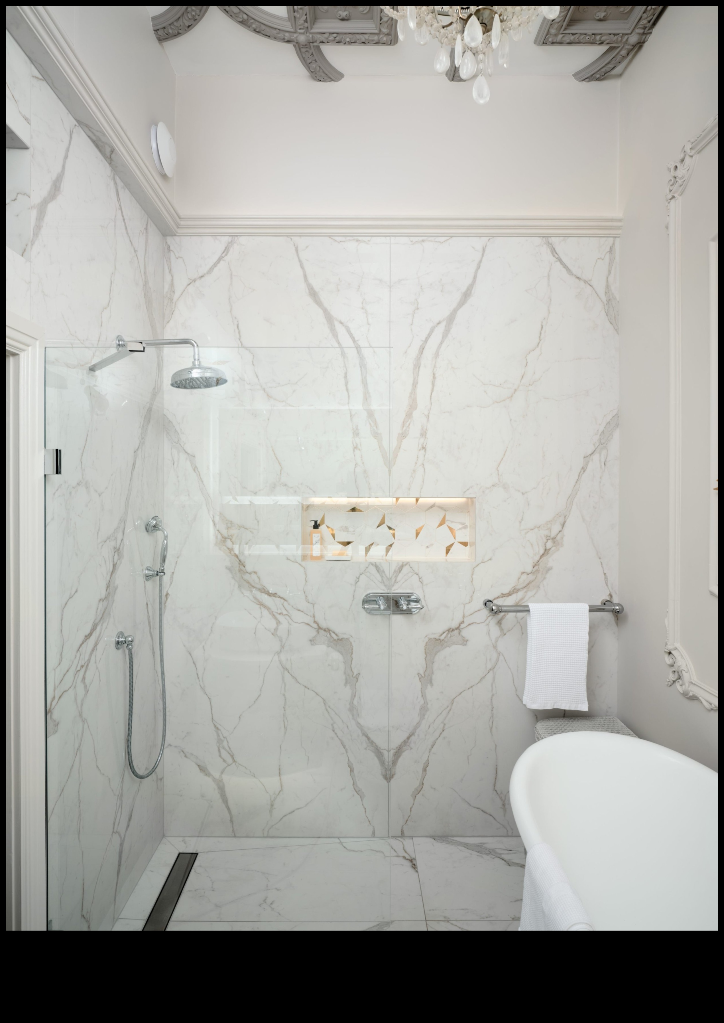 Ποιοι είναι μερικοί κομψοί τρόποι χρήσης μαρμάρου στο μοντέρνο σχεδιασμό μπάνιου;